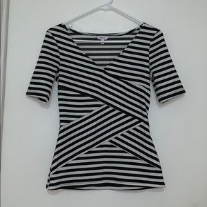 Black & white striped zig zag top